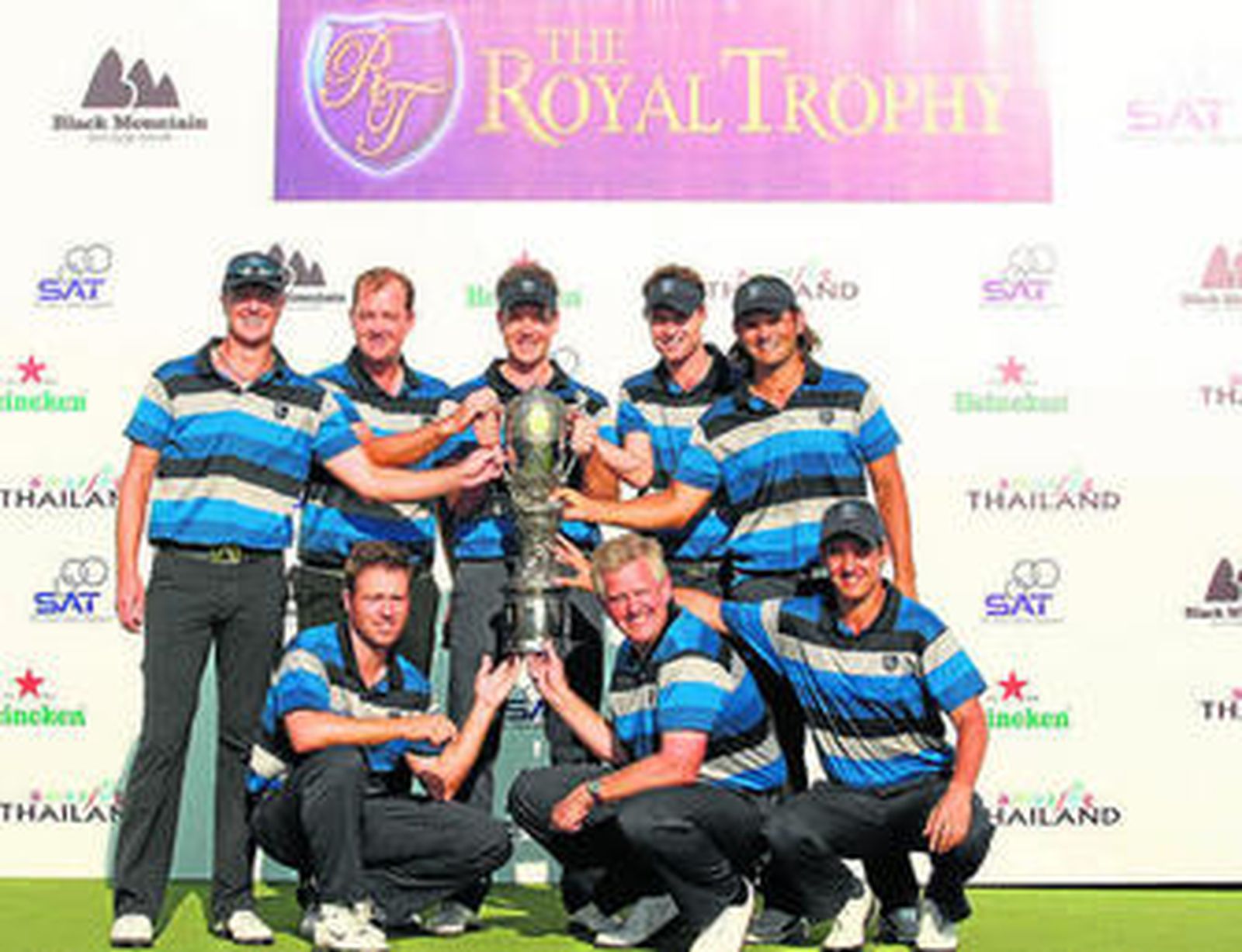Pablo Martín (agachado junto a Montgomerie) posa con el trofeo junto al equipo europeo.