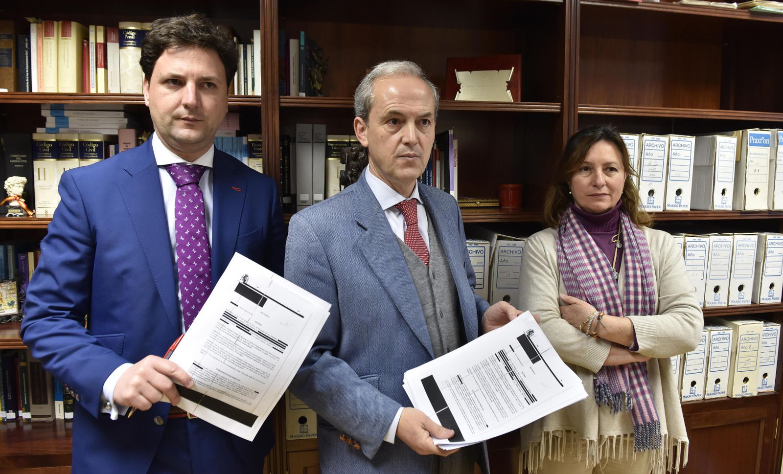 Alejandro Gómez Luna, Gabriel Velamazán y María Dolores Serrera García, abogados de la familia materna de la menor.