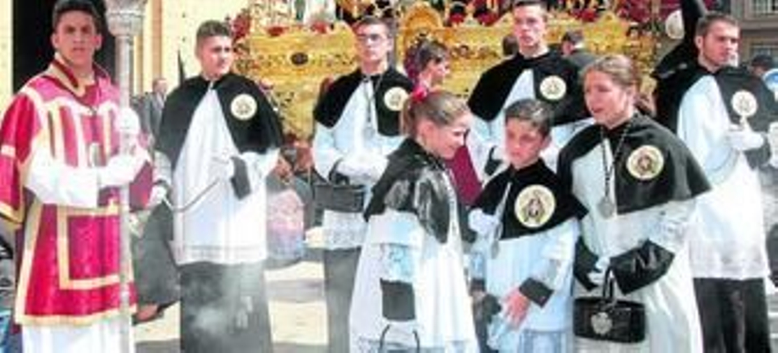 Monaguillos en la rampa del Sagrado Corazón, en la salida procesional de ayer de la Sagrada Cena.