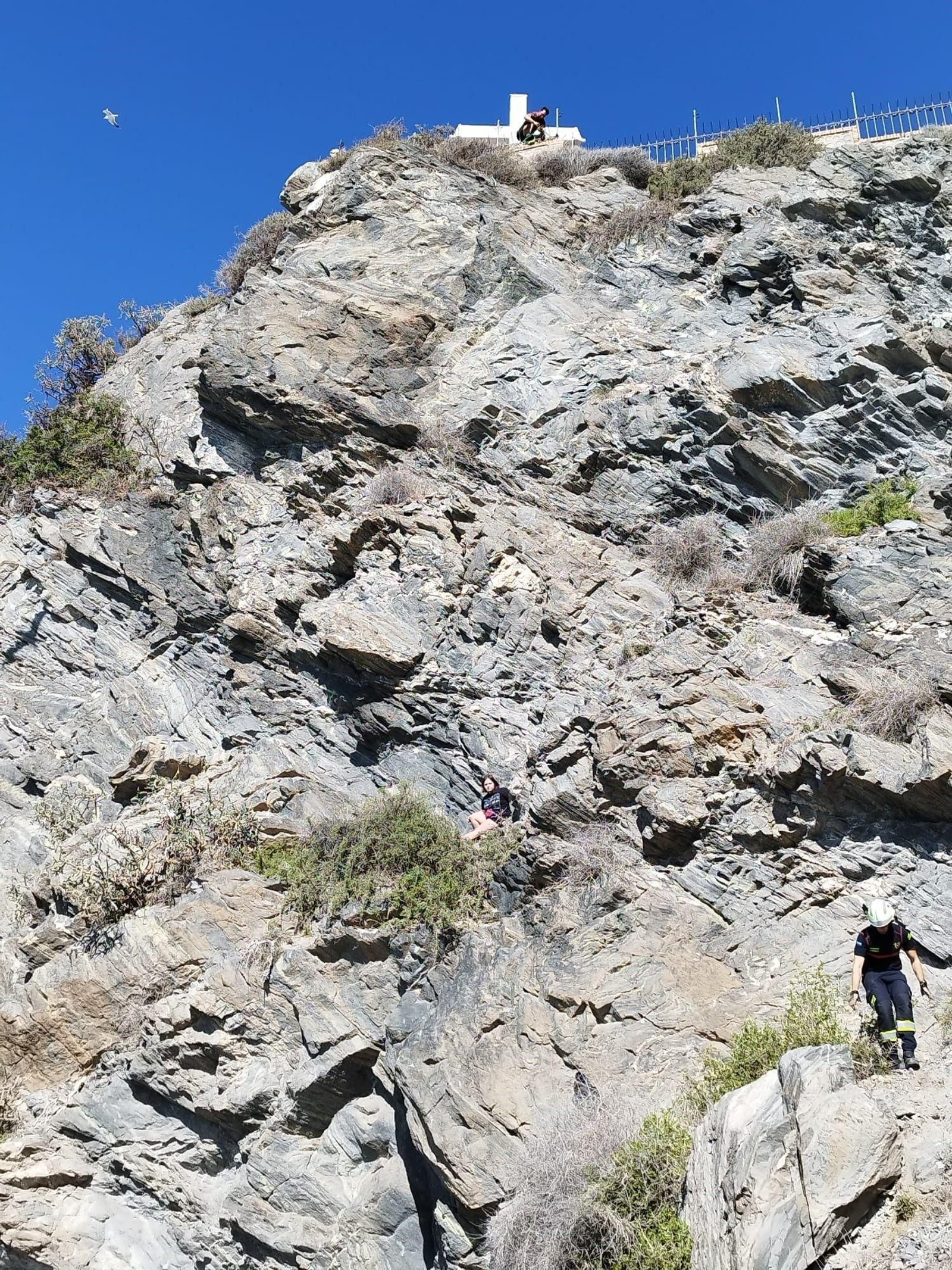 Momento del rescate de la joven en el Peñón del Santo.