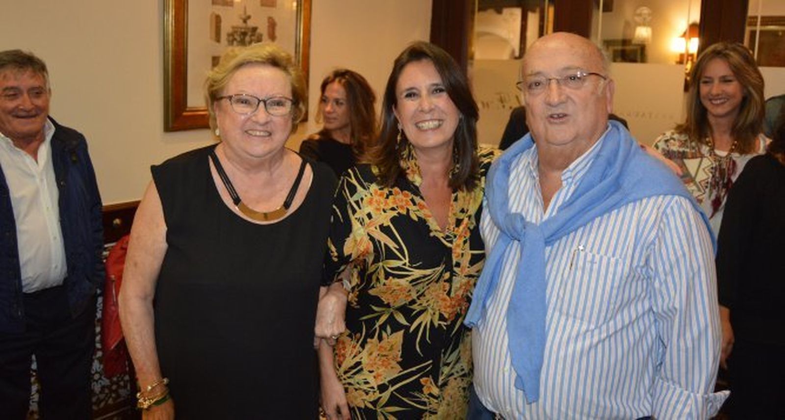 María Vidal y su marido Manuel Amaya, con la homenajeada durante el festejo.