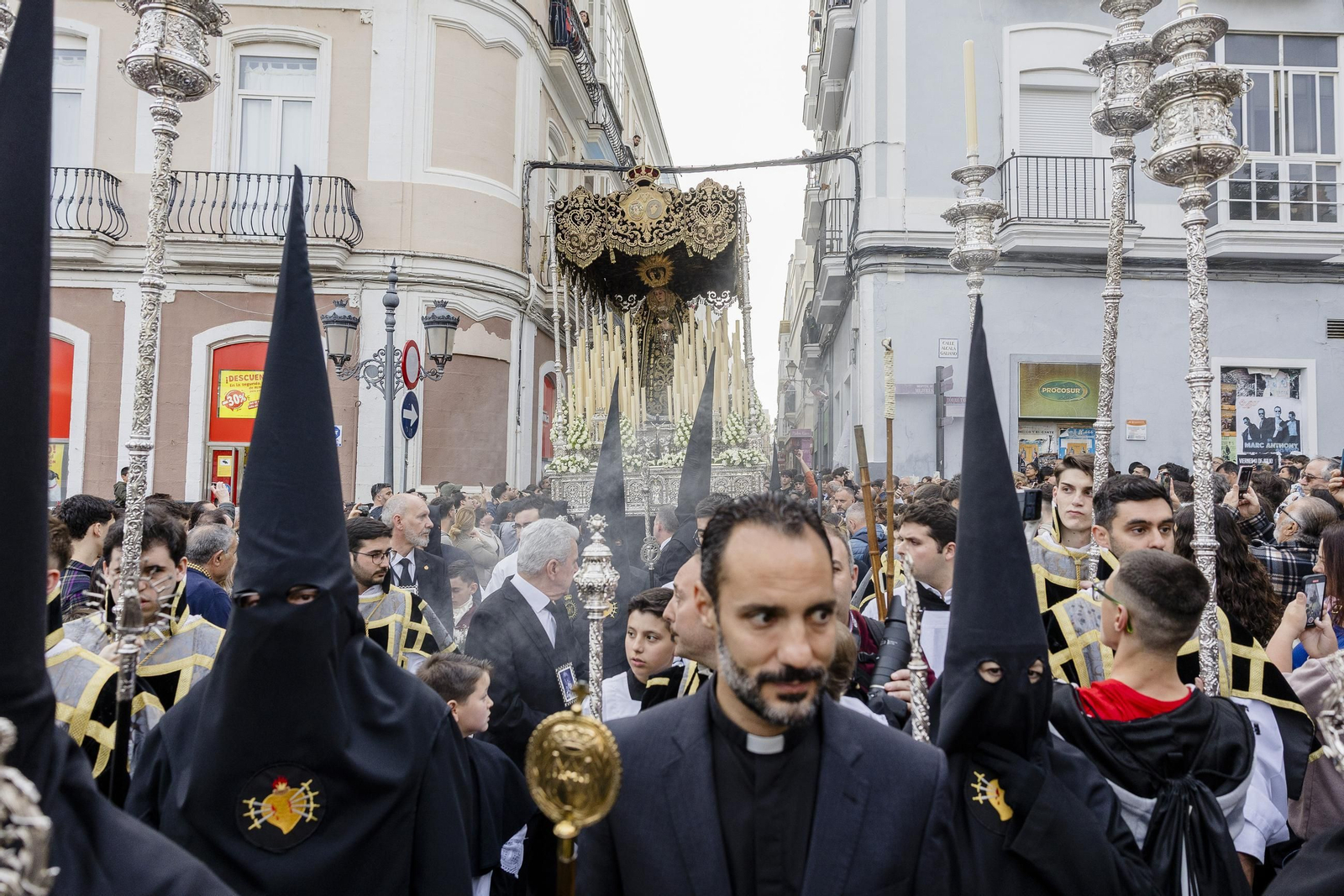 Imágenes de la procesión de la Virgen de los Dolores de Servitas en Cádiz