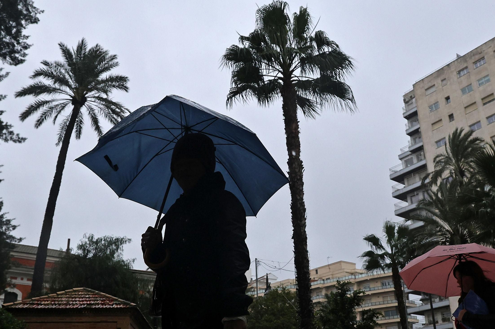 Imágenes de una mañana lluviosa en la capital