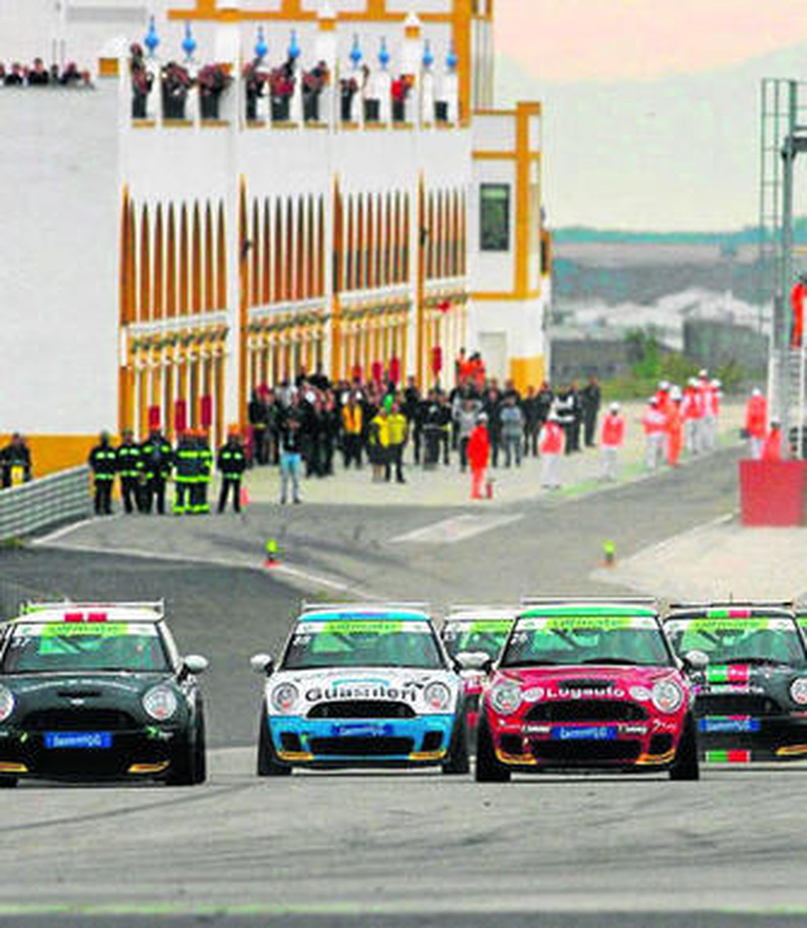 Algunos de los coches que compitieron en el Circuito de Monteblanco.