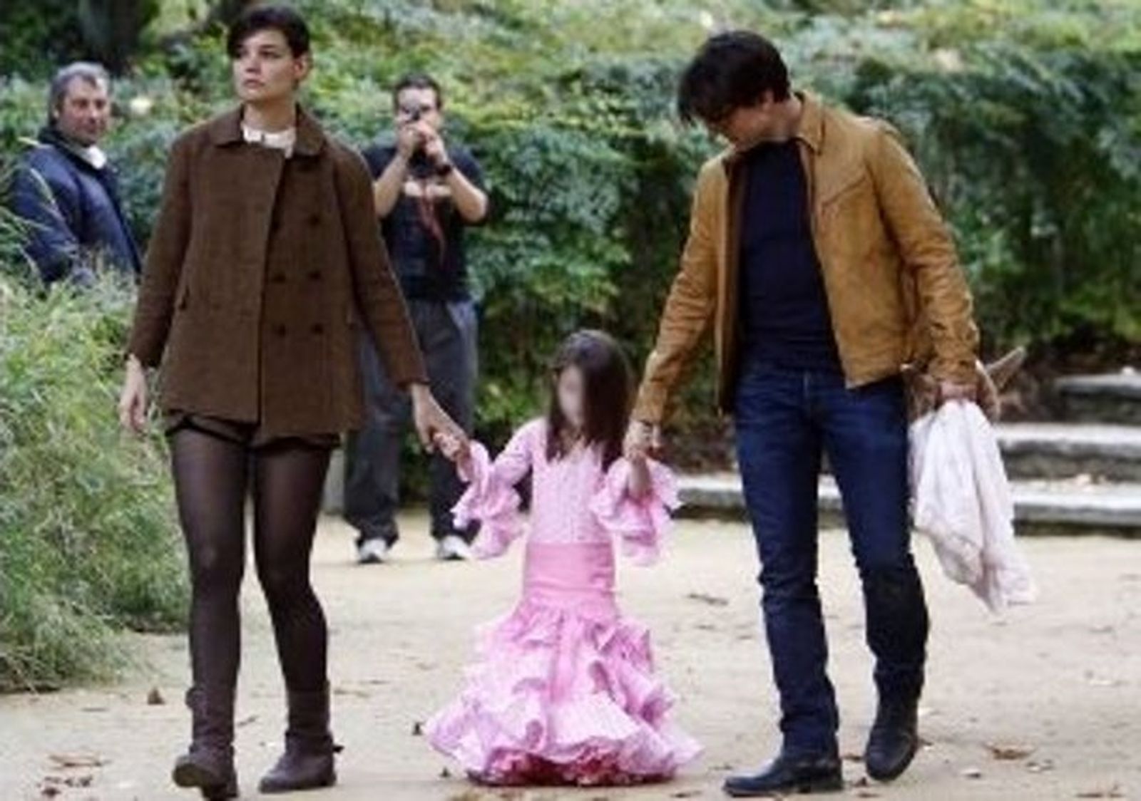 Tom y Katie pasean por Sevilla con su hija vestida de flamenca