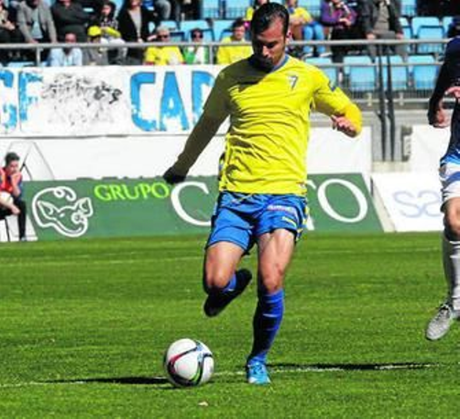Xavi Carmona conduce el balón durante un partido.