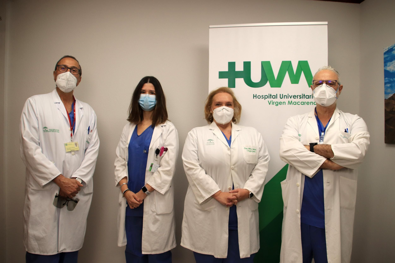 Cirujanos participantes en la intervención junto con el jefe de servicio de Cirugía General del Macarena.