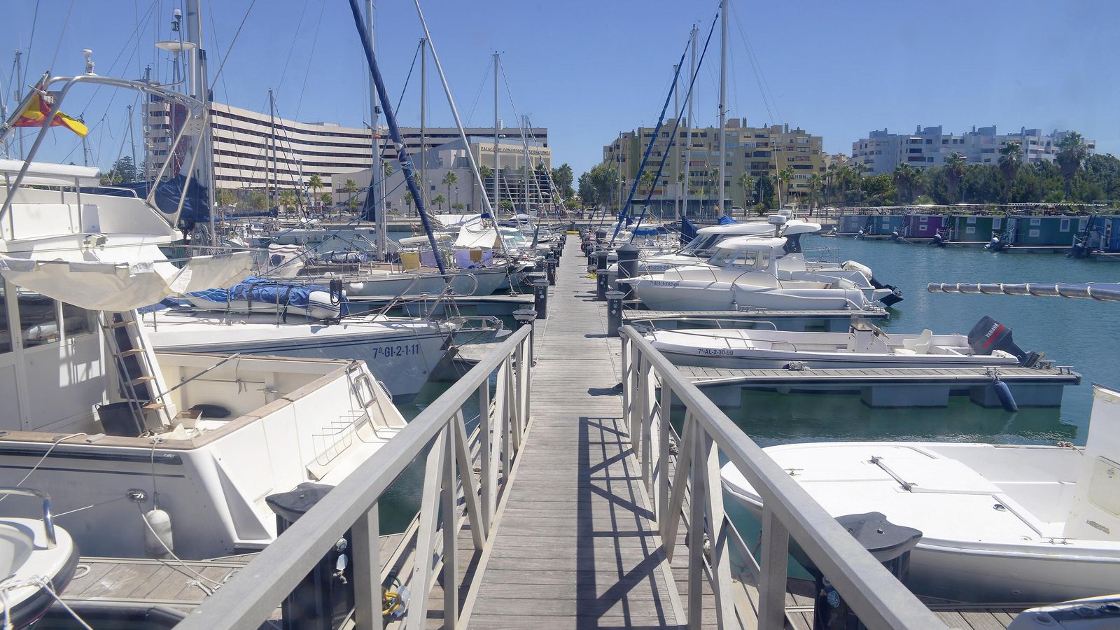 Barcos atracados en el puerto Alcaidesa Marina.