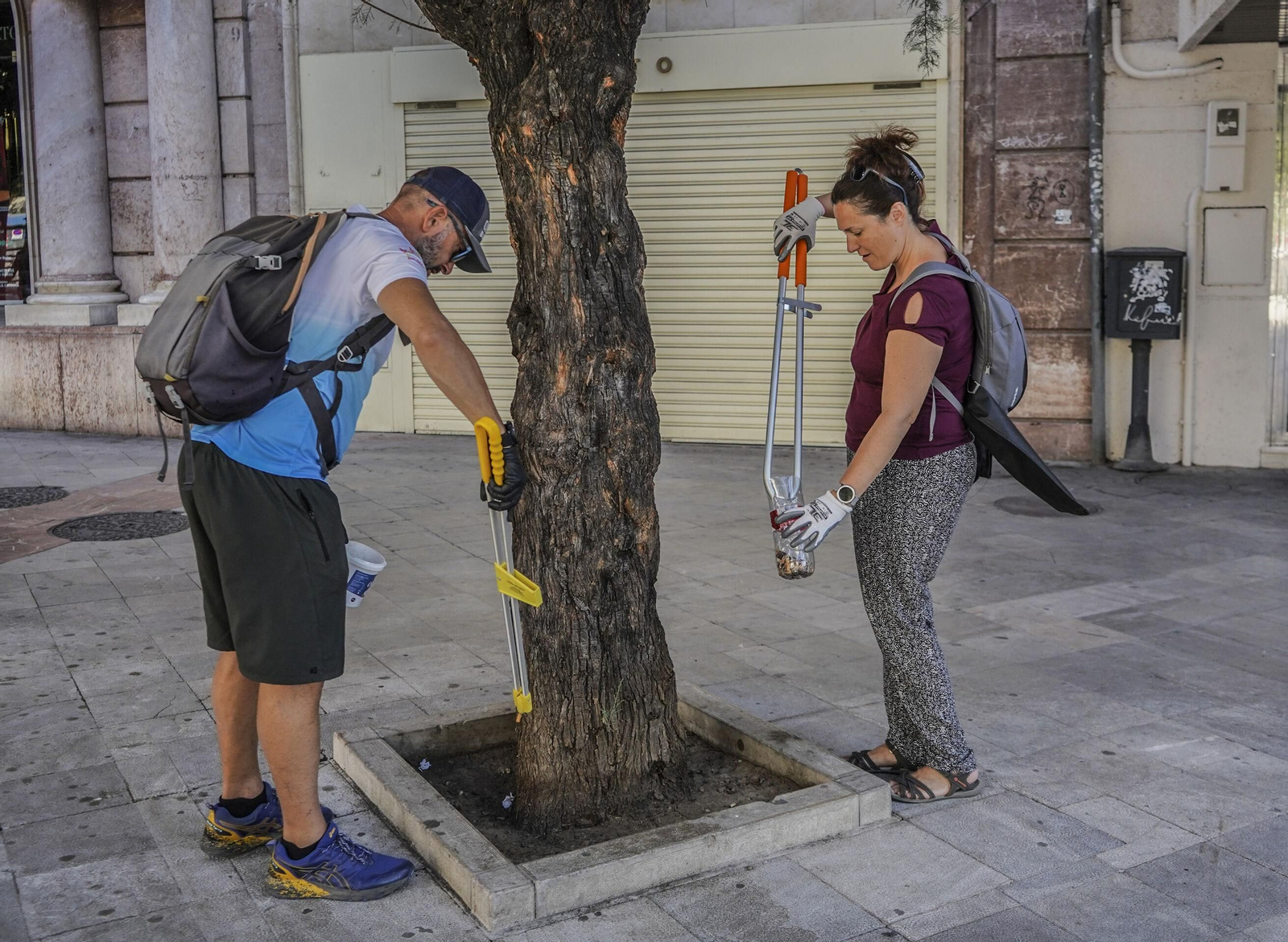 Así ha sido la jornada de concienciación y limpieza 'Granada no es un cenicero'