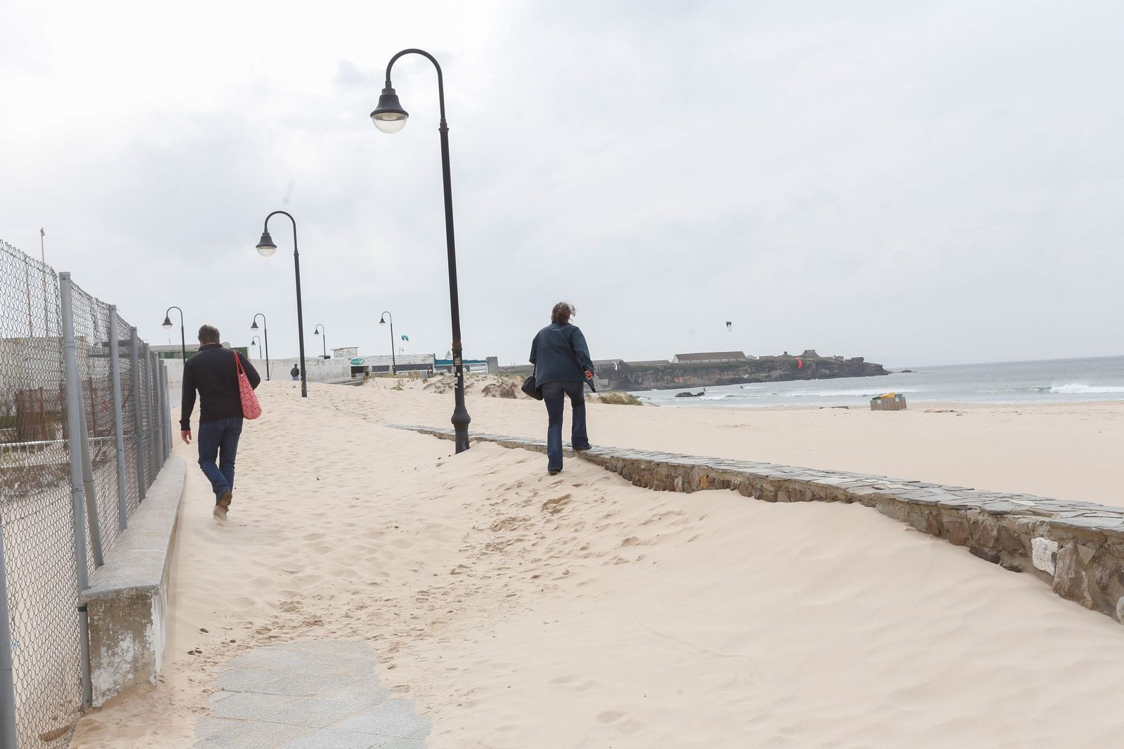 Las fotografías del paseo marítimo de Tarifa cubierto por la arena