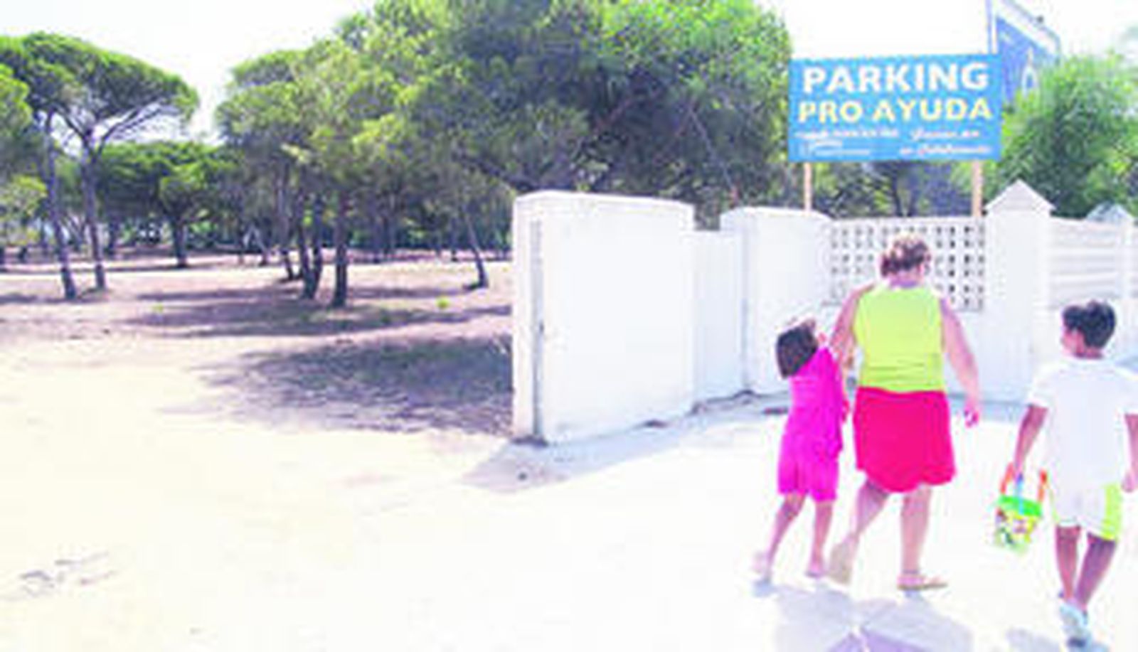 Vista de la zona habilitada para aparcamientos, frente a la urbanización Pinomar, ayer sin ningún coche.