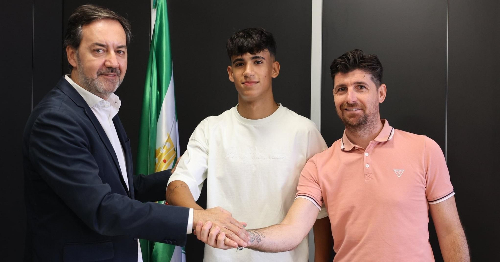 Dani Albuera posa junto a Monterrubio y Javi Flores.
