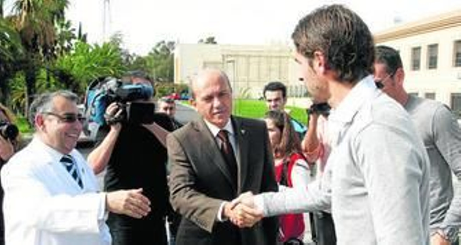Del Nido saluda a Julien Escudé a la llegada a la ciudad de los niños de San Juan de Dios de Alcalá de Guadaira.
