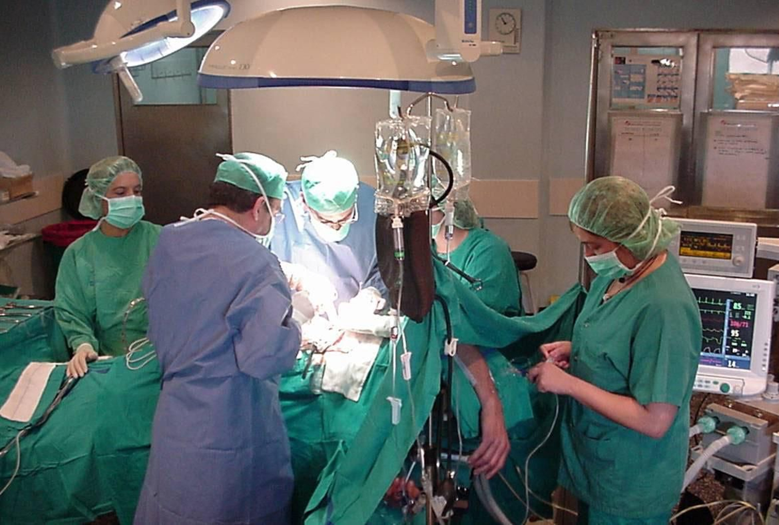 Un equipo quirúrgico durante una intervención en el Hospital Regional.