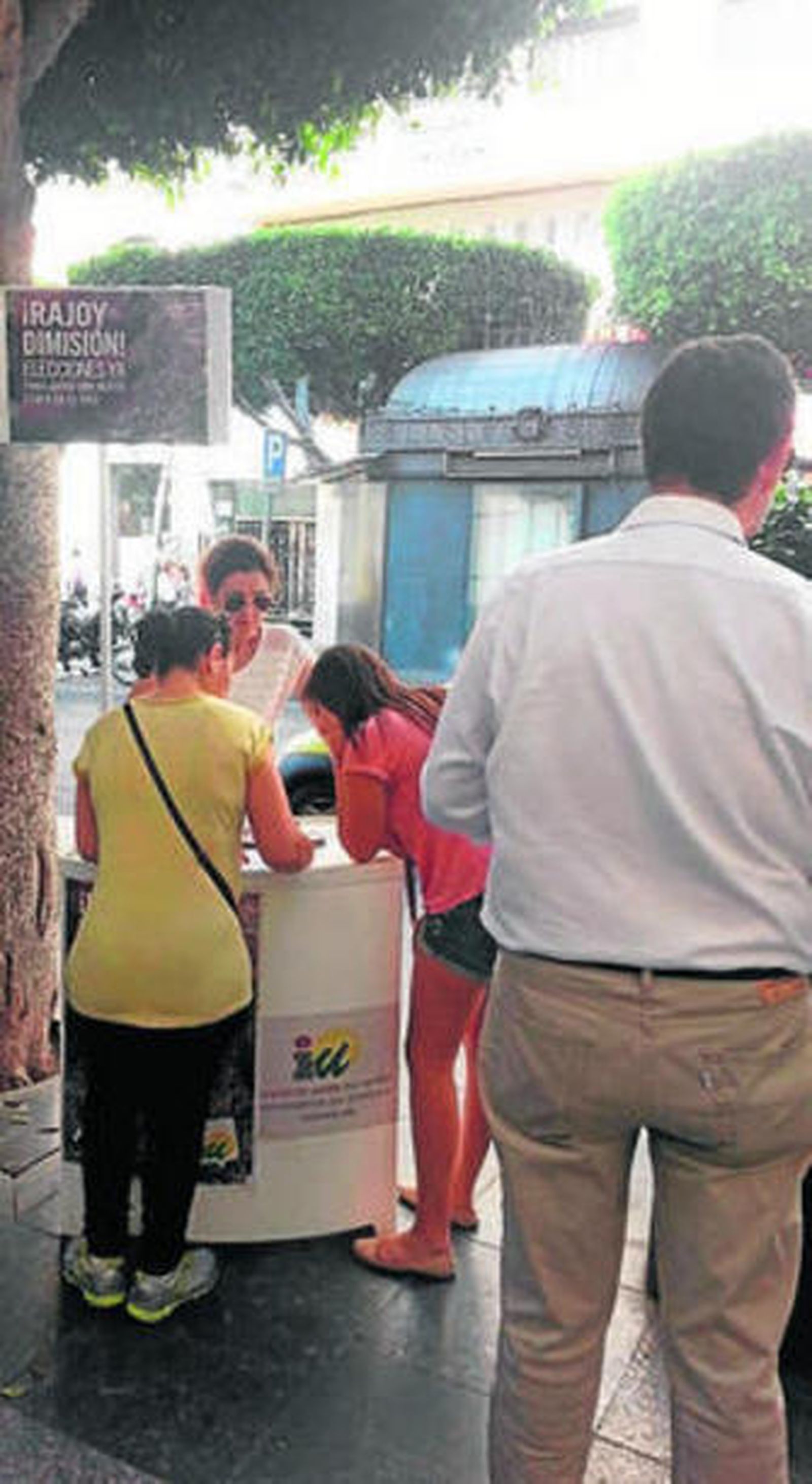 IU pide firmas en el Paseo.