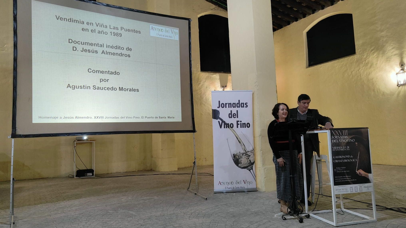 El presidente del Ateneo del Vino, Javier Thuiller, con la hija de Jesús Almendros.