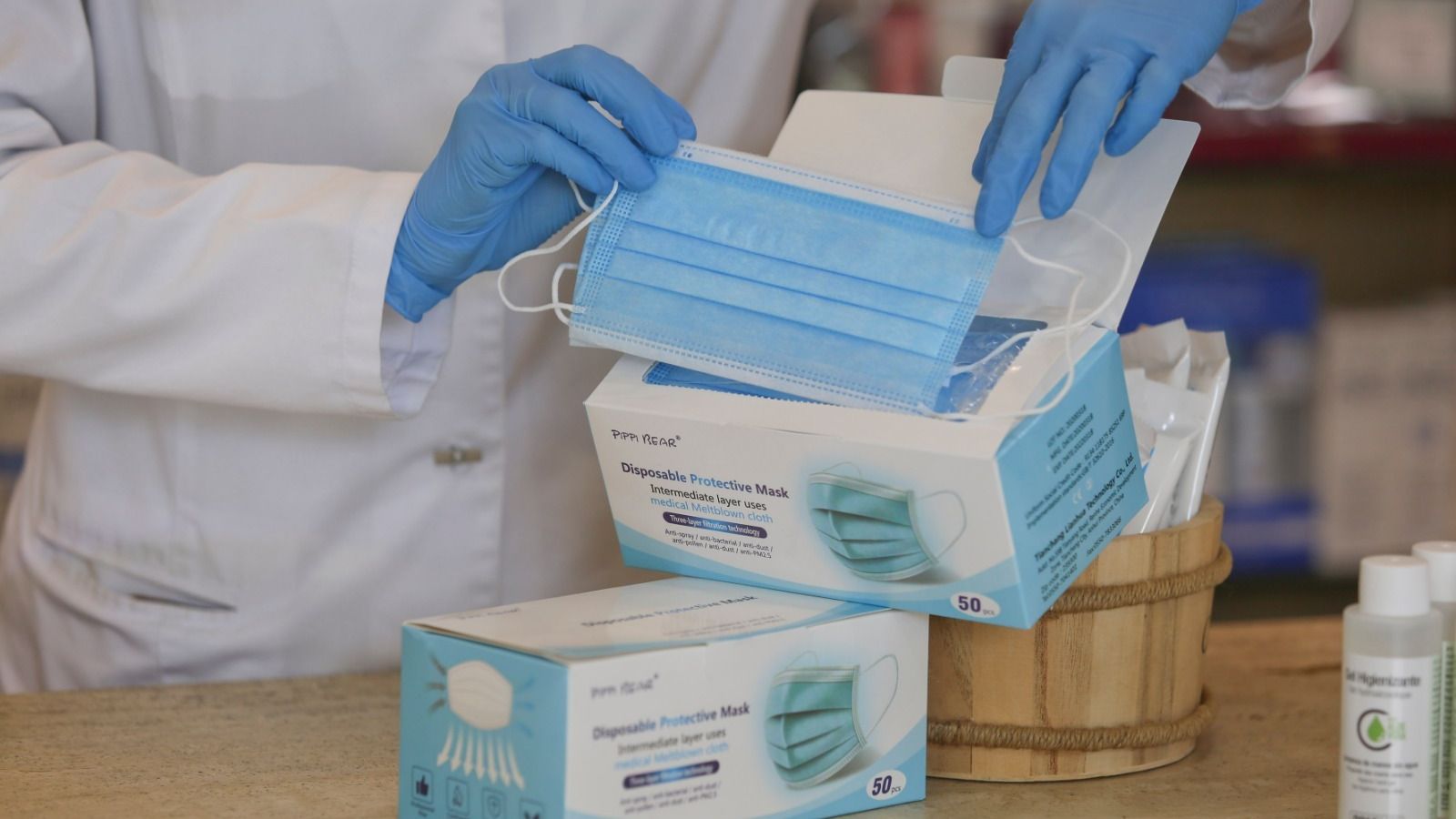 Mascarillas quirúrgicas en una farmacia.