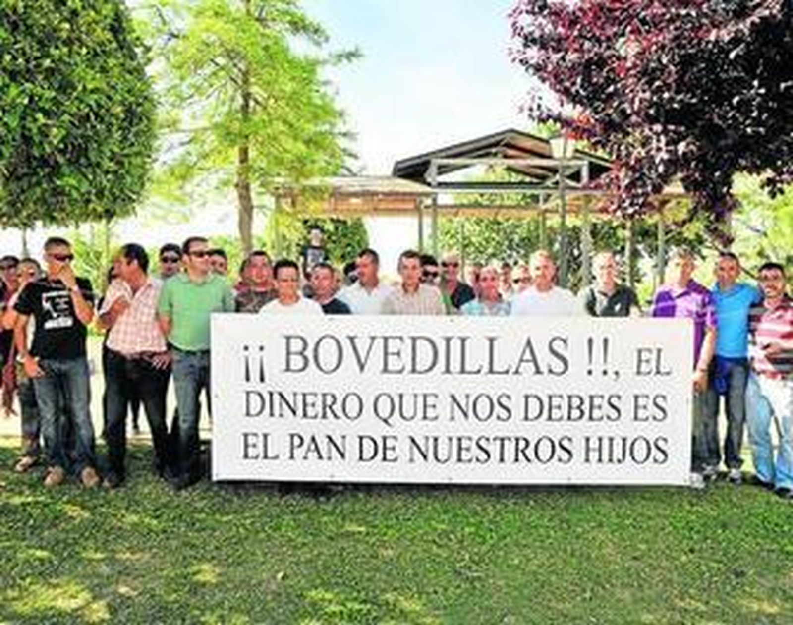 Una representación de los trabajadores que protestaron ayer en Arcos.