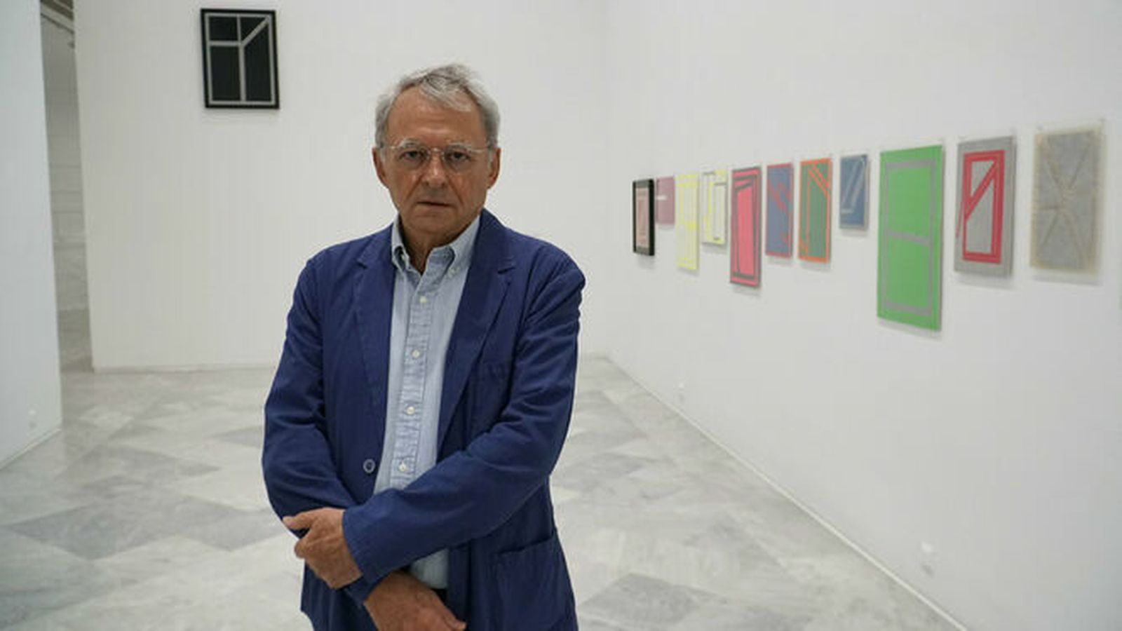 El artista posa frente a sus obras.