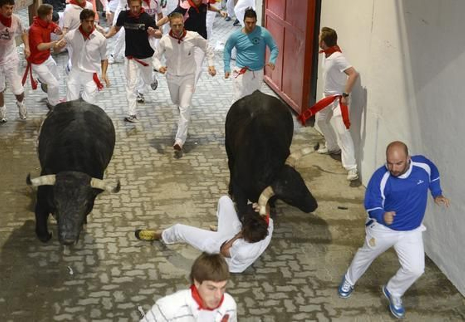 El primer encierro de 2012 finaliza con una cornada en el primer tramo y la entrada en la plaza de un toro con un mozo en una de sus astas.

Foto: EFE / Reuters