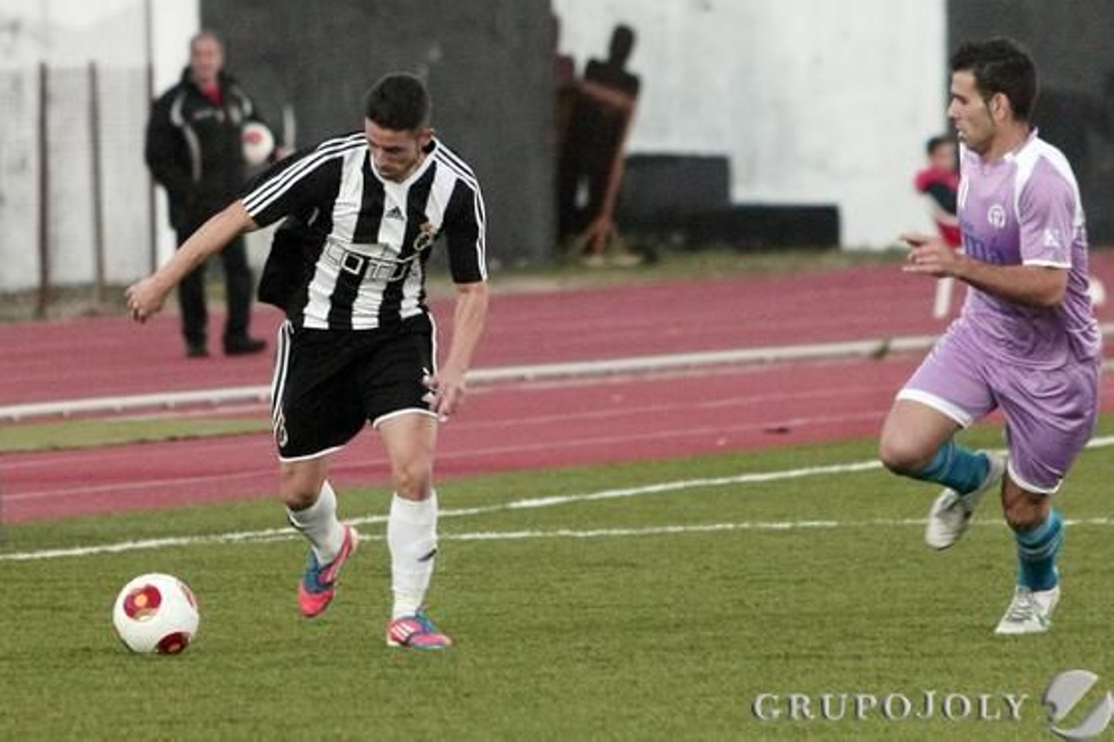 La Balona tropieza en el Municipal (1-2) y deja pasar una oportunidad de cazar al cuarto

Foto: Paco Guerrero