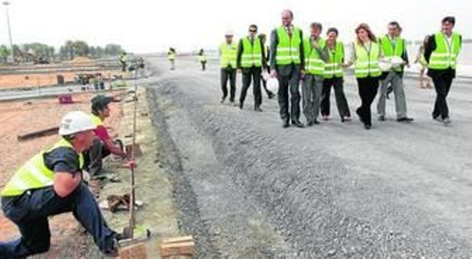 Susana Díaz visita ayer las obras del Paseo de la Ría en Huelva.