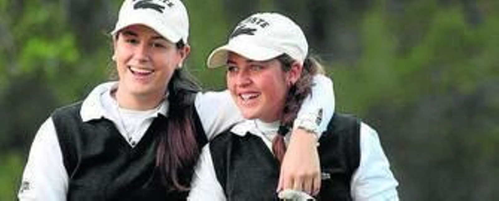 La guadiareña María Parra (izquierda), junto a una compañera.