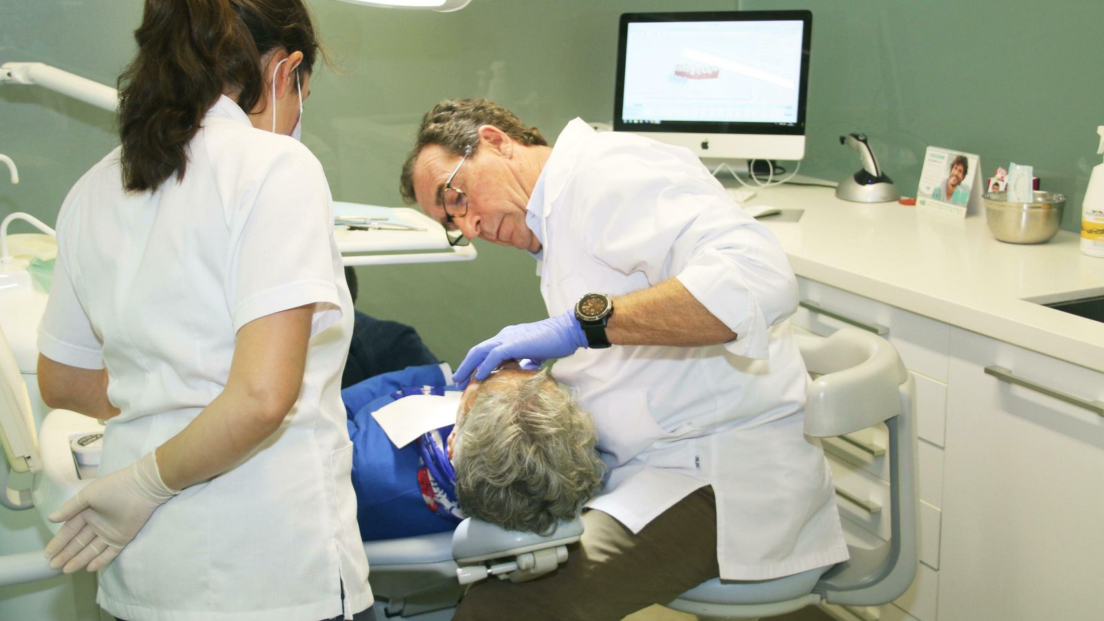El doctor Goenechea durante una intervención.