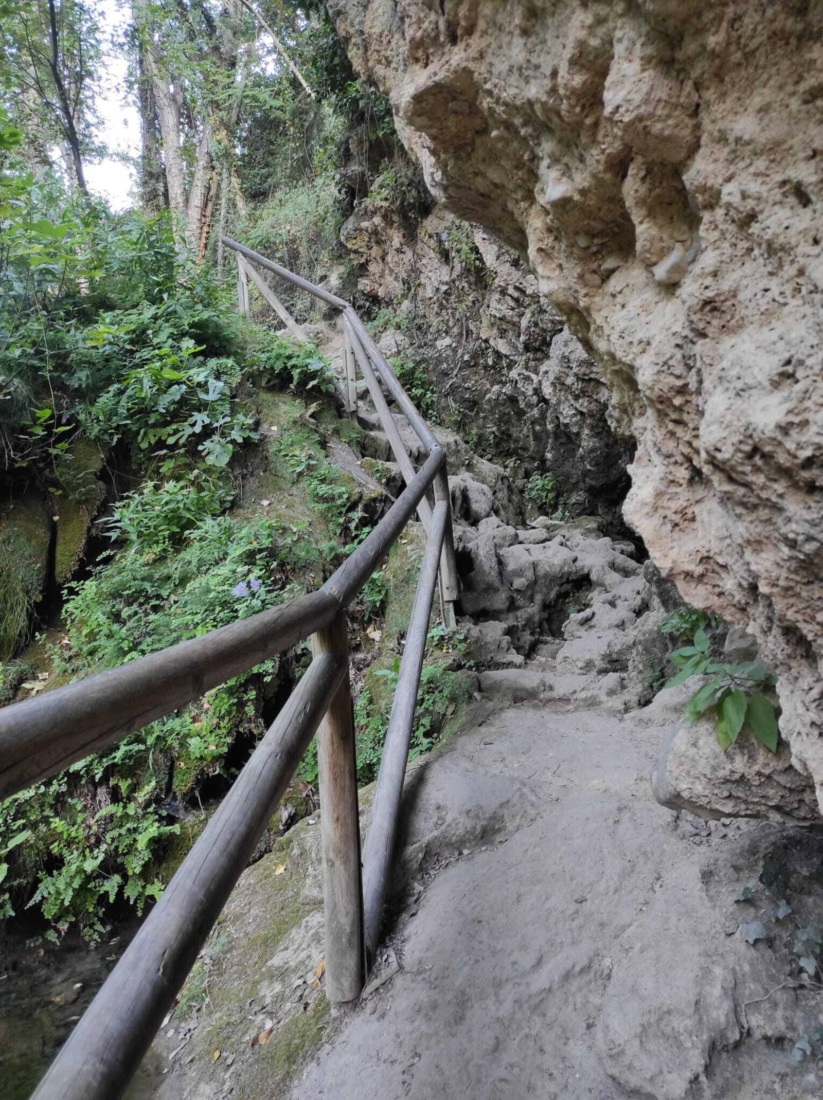 Las escaleras, hechas en piedra irregular, marcan pronunciados ascensos durante el camino. Las escaleras, hechas en piedra irregular, marcan pronunciados ascensos durante el camino.