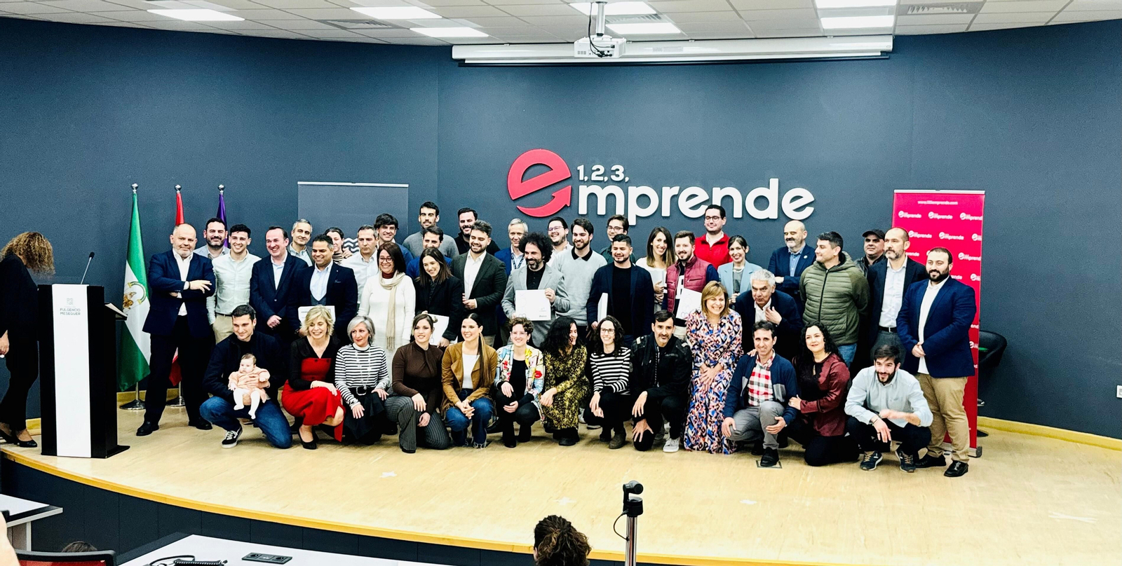 Foto de familia de lo quince proyectos empresariales de 1, 2, 3, emprende