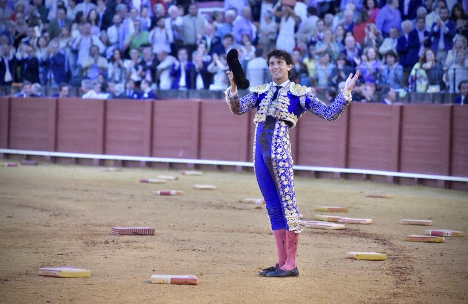 Roca Rey saluda a los aficionados tras su faena.