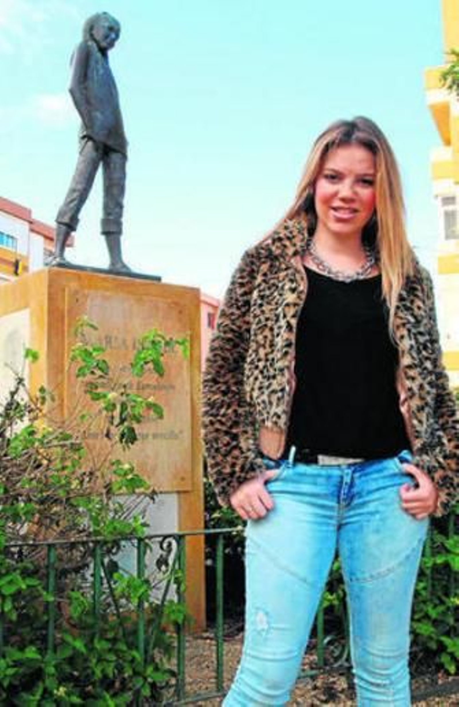 María Isabel, ante  el monumento que se levantó en su honor en su pueblo.