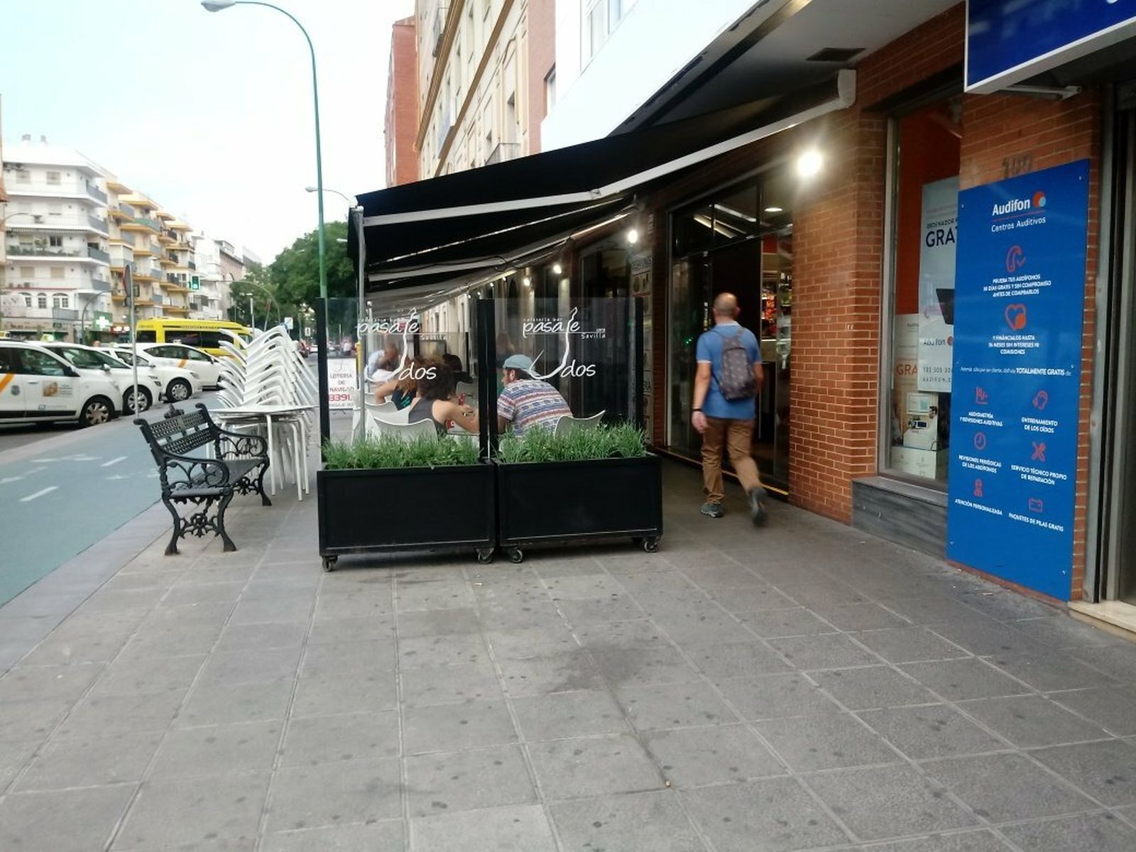 La terraza de veladores de la cafetería de la clíninca Santa Isabel no deja apenas espacio para el paso de peatones.