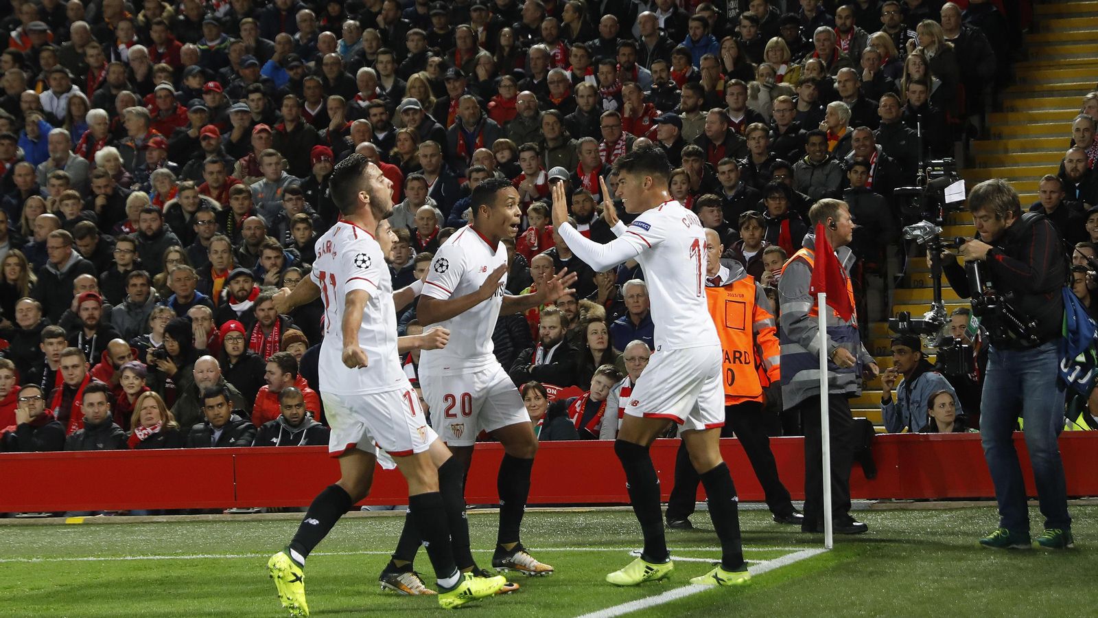 Los sevillistas celebran el tanto del empate.
