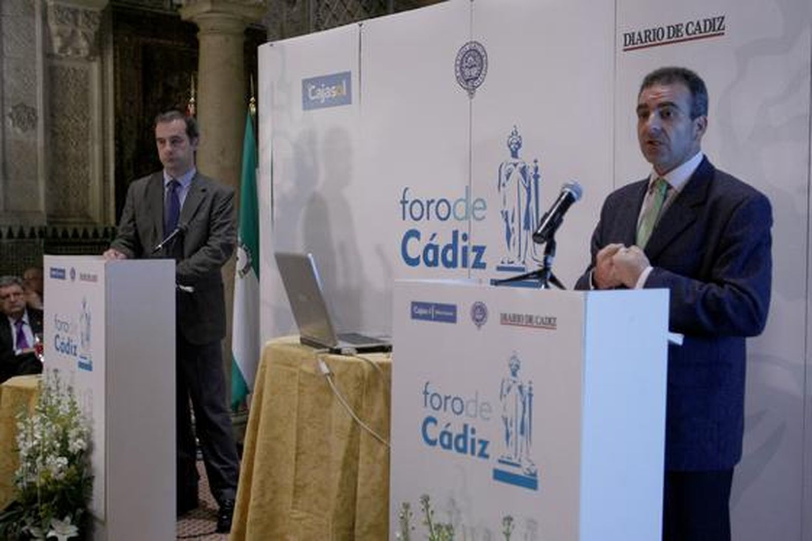 José Antonio Hidalgo, director adjunto de 'Diario de Cádiz', moderó el posterior debate con Sebastián Mora, en primer término./Fotos:José Braza

Foto: Jose Braza