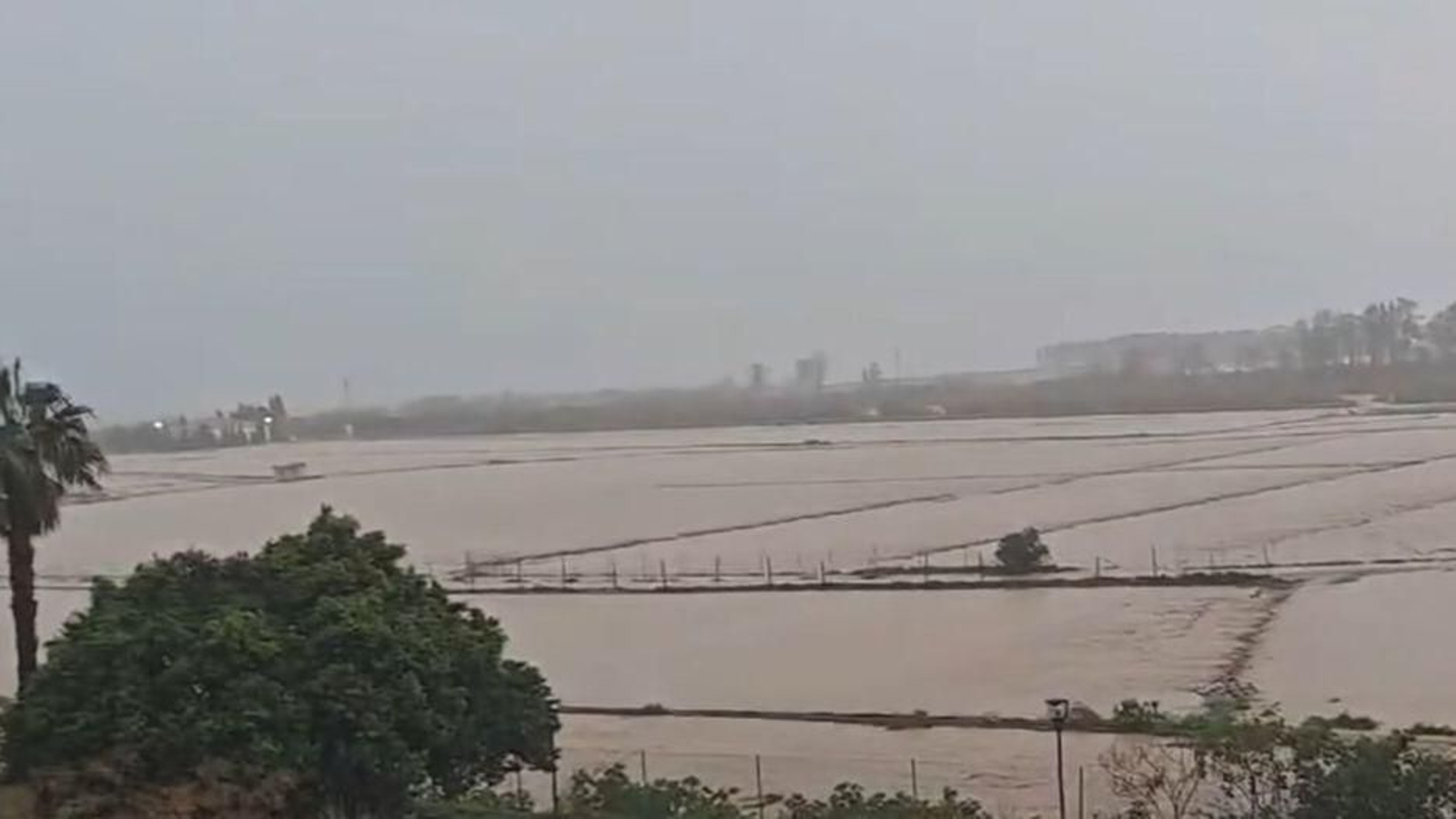 Río Vélez desbordado Río Vélez desbordado