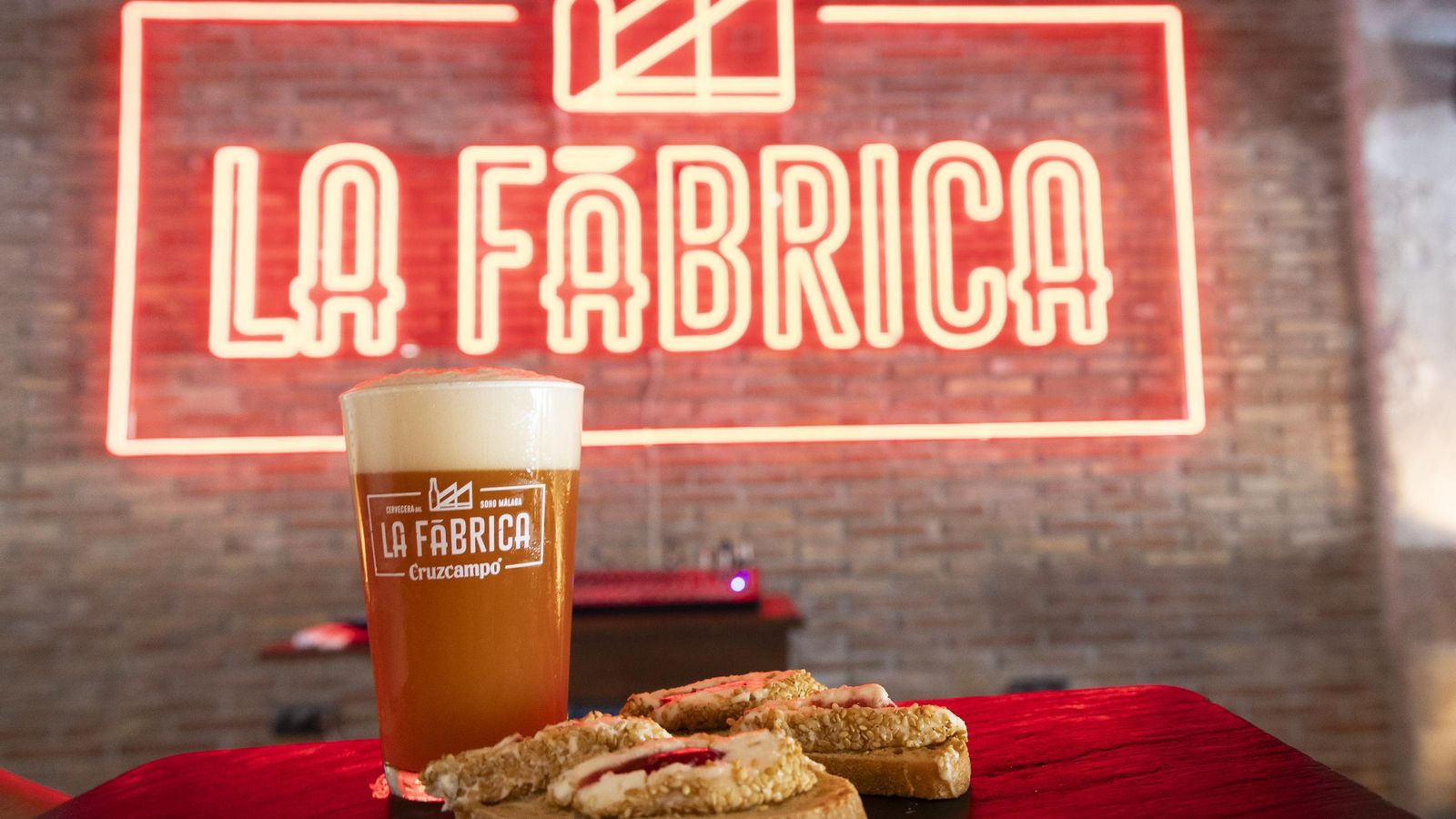 Presentación de Cruzcampo Salerosa, elaborada por La Fábrica de Cruzcampo en colaboración con Sabor a Málaga.