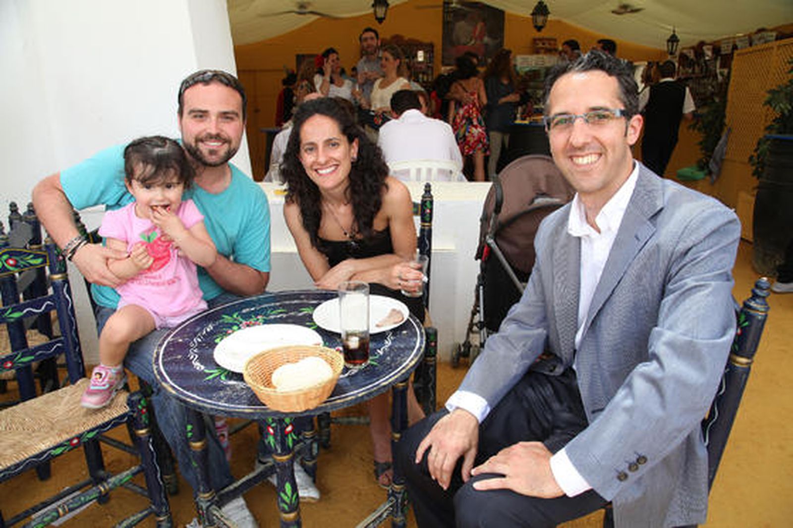 El guitarrista Santiago Lara, su esposa, la bailaora Mercedes Ruiz y su hija, Pastora, junto al redactor de Diario de Jerez, Francisco Pereira.

Foto: Vanesa Lobo