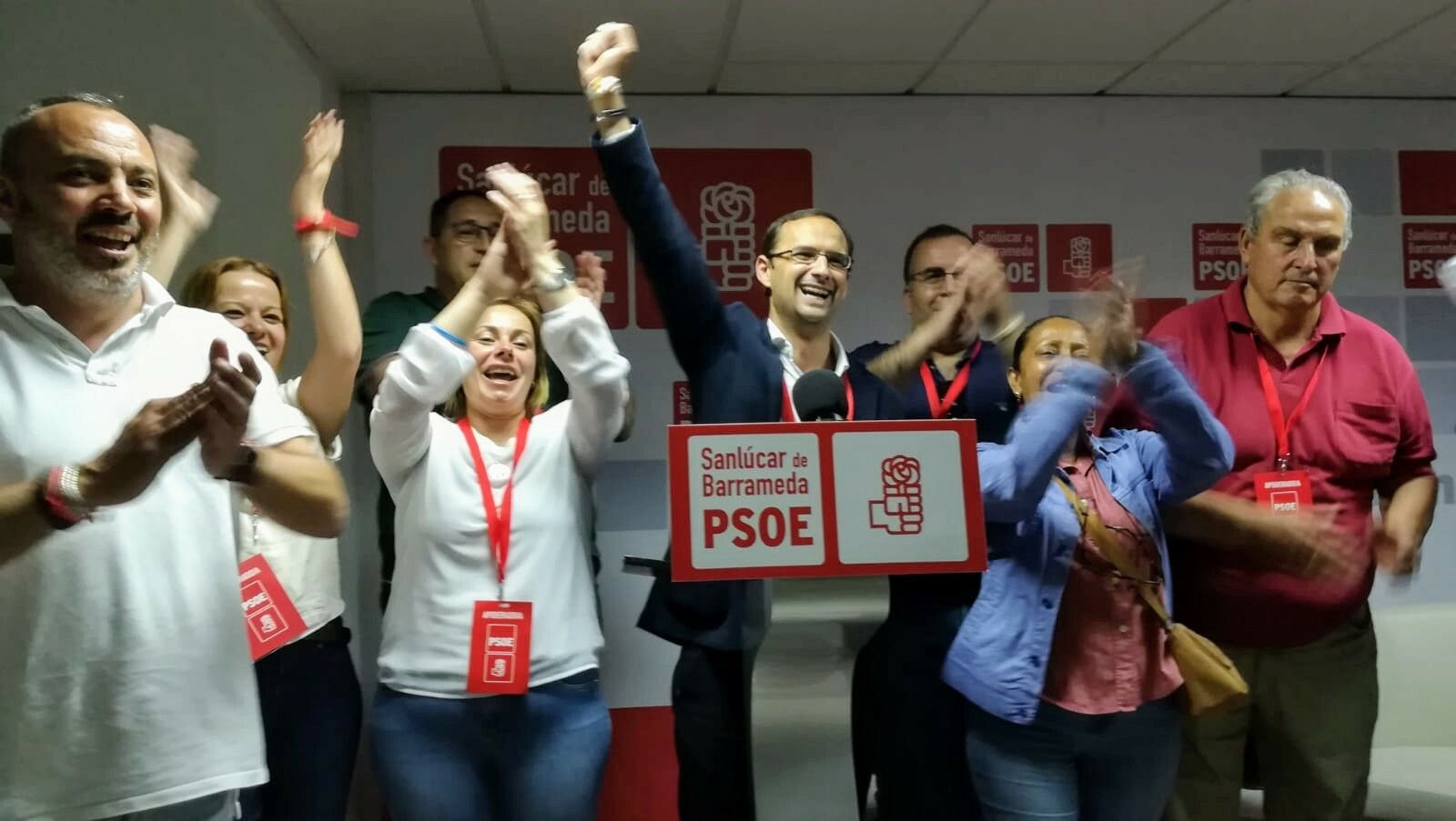 El PSOE celebrando su victoria electoral en Sanlúcar.