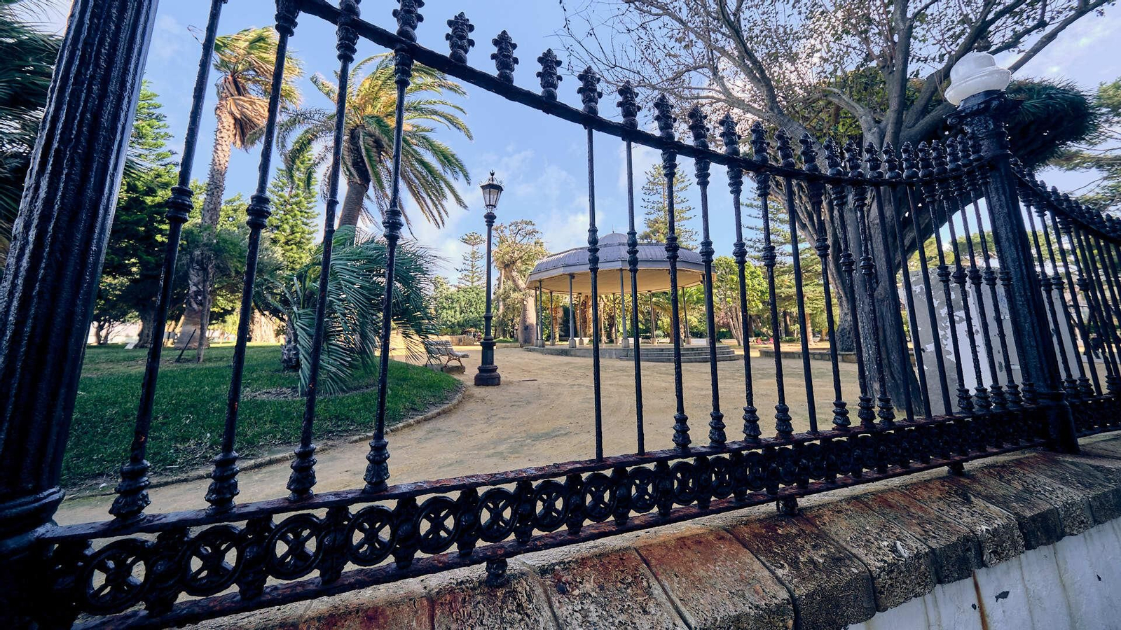 La reja que rodea el recinto y sus elementos adosados  aparecen con roturas, óxido y muy deteriorados.