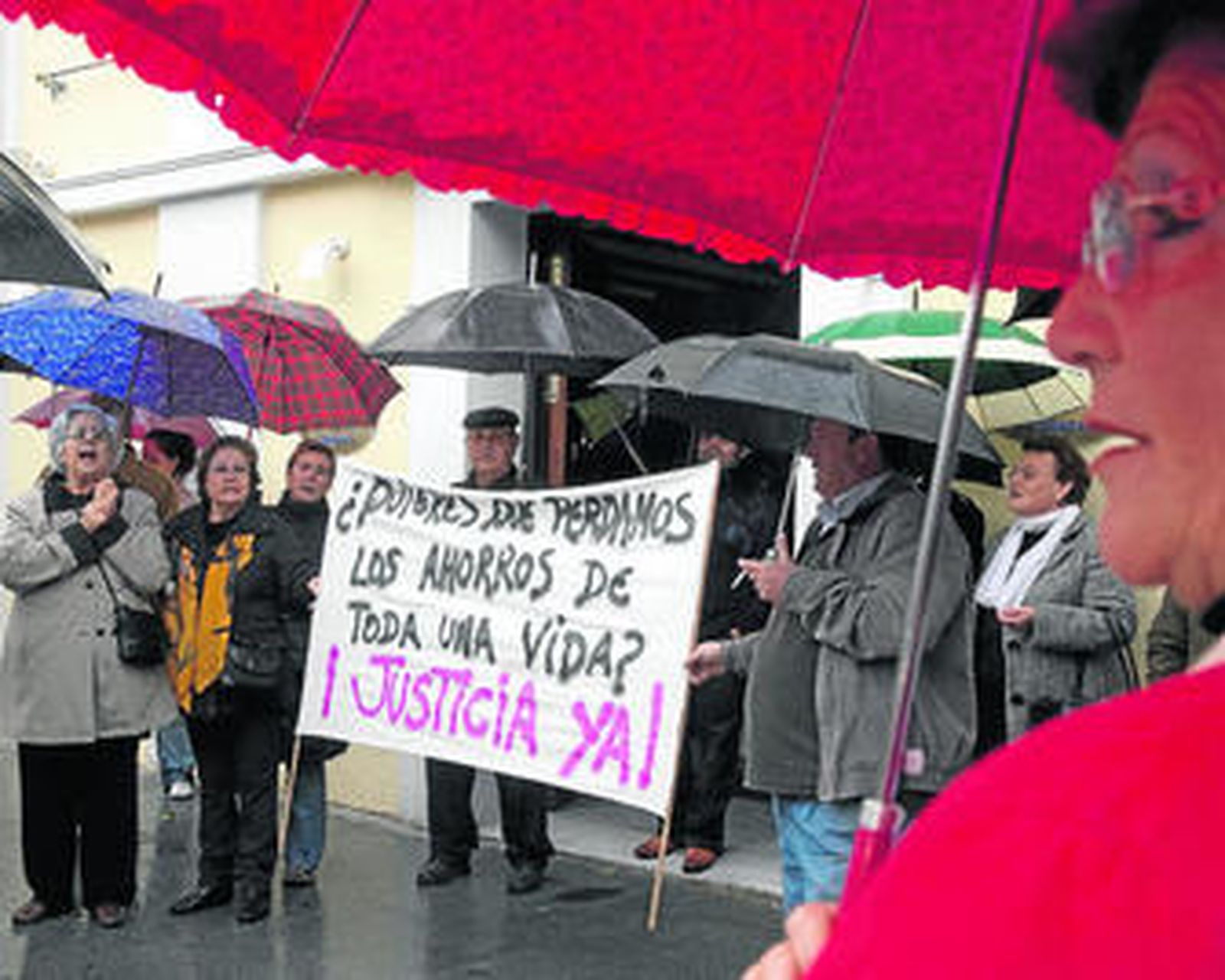 Protesta de los afectados de la paralización de Terramagna, ayer en la calle San Fernando de Sevilla.