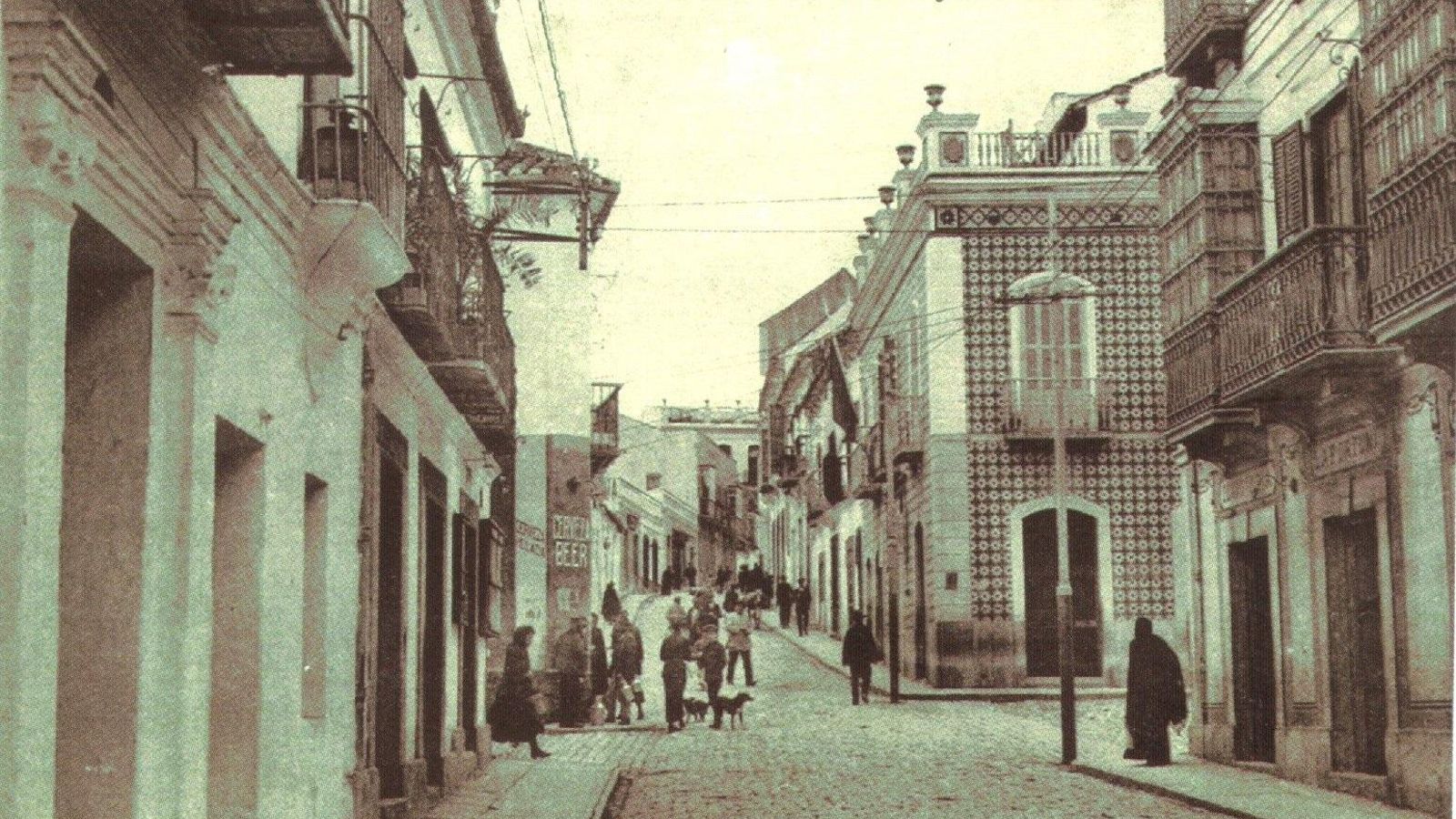 Calle Prim, con el pósito al fondo y a la derecha, hacía 1850.