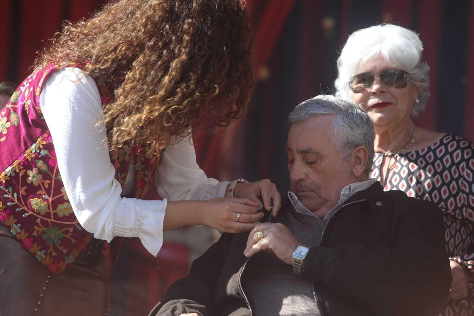 Imágenes de las entrega de insignias de las peñas del Carnaval de San Fernando.
