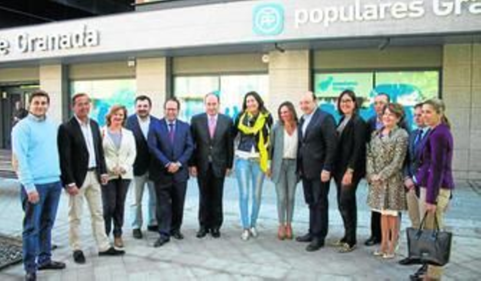 La secretaria general del PP-A, Loles López, arropó ayer al 'nuevo' grupo popular en el Ayuntamiento de Granada con Rocío Díaz a la cabeza como candidata a la Alcaldía.