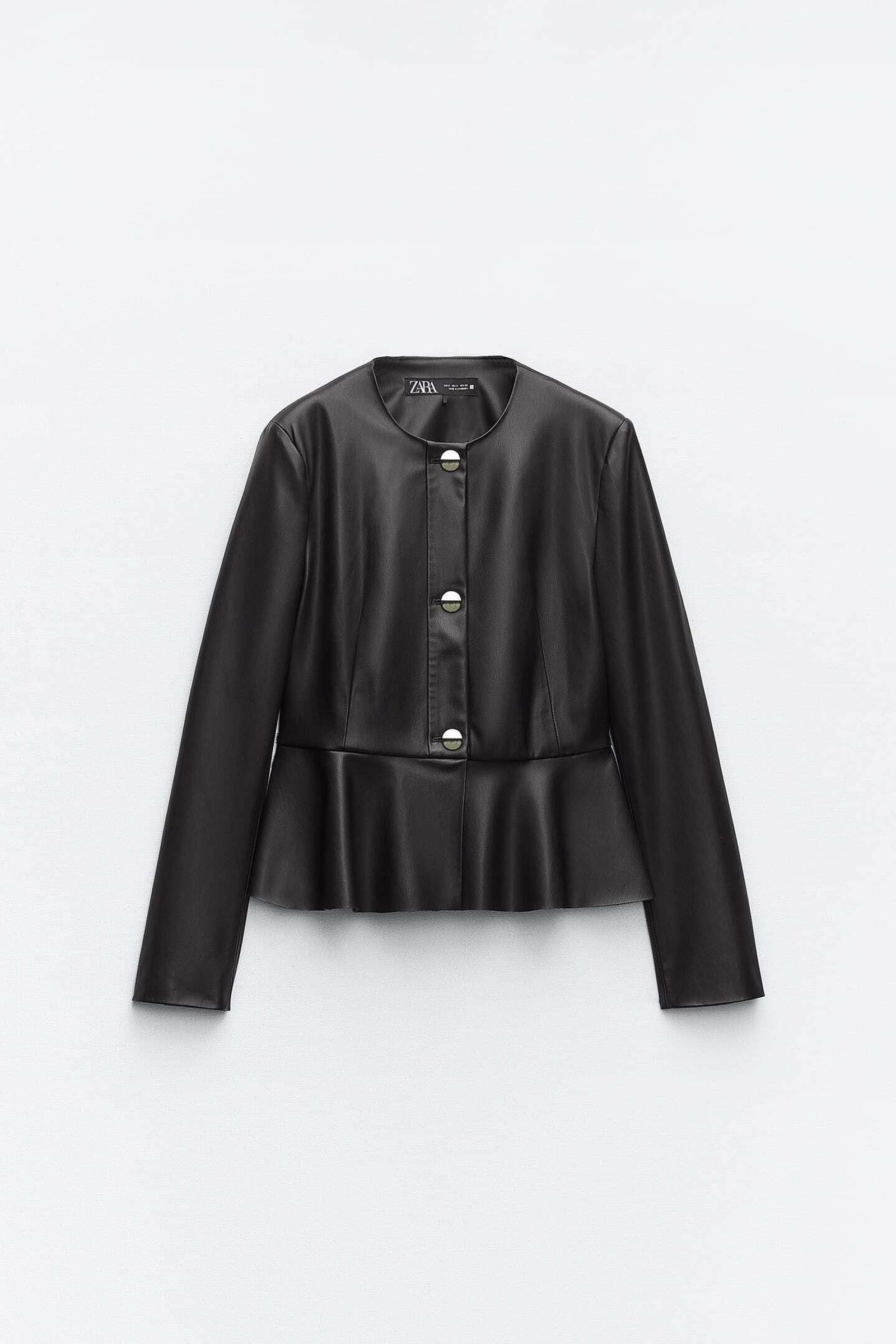 Chaqueta peplum efecto piel de Zara.