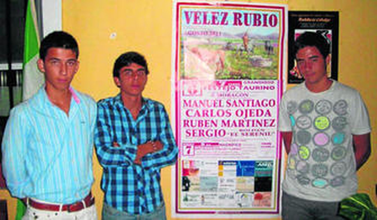 Carlos Ojeda, Rubén Martínez y Sergio Roldán posan con el cartel presentado.