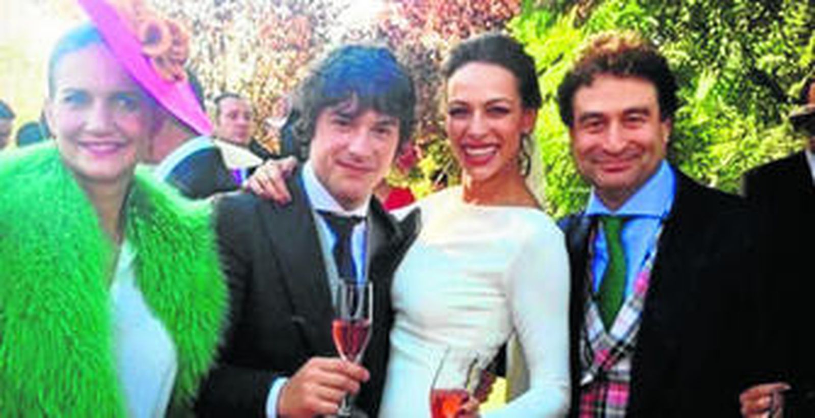 La novia posa sonriente con sus compañeros de 'MasterChef', los cocineros Jordi Cruz, Pepe Rodríguez y Samantha Vallejo-Nágera.