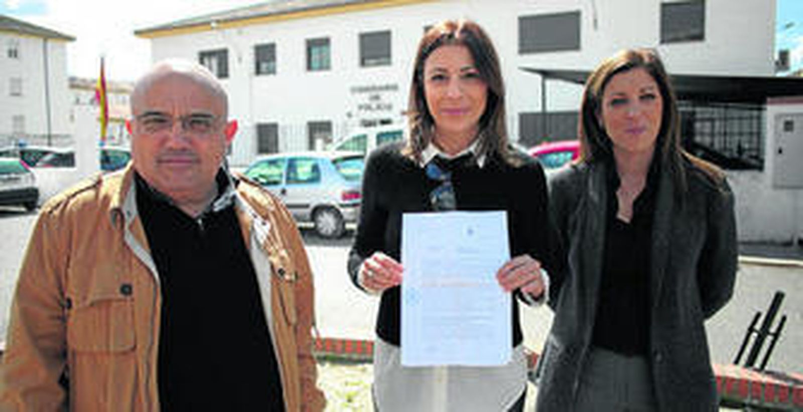 La alcaldesa, sosteniendo la denuncia, junto a los dos concejales del PP.