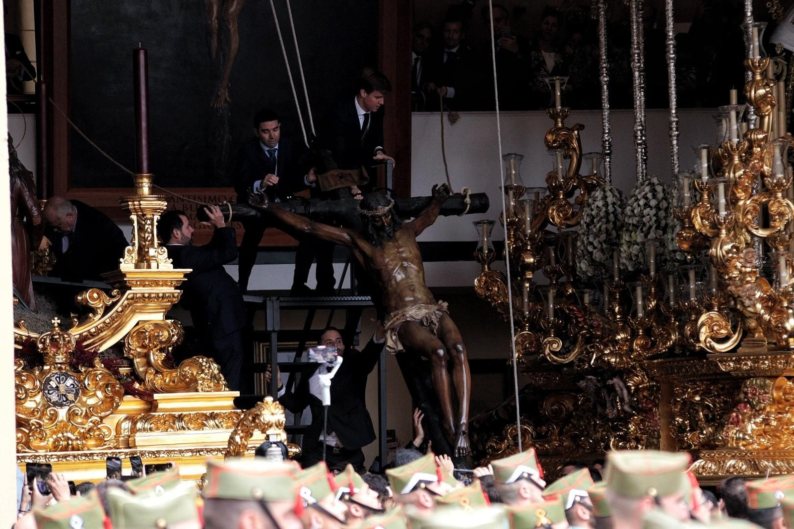Las fotos de la Legión en el traslado del Cristo de Mena en Málaga este Jueves Santo Las fotos de la Legión en el traslado del Cristo de Mena en Málaga este Jueves Santo