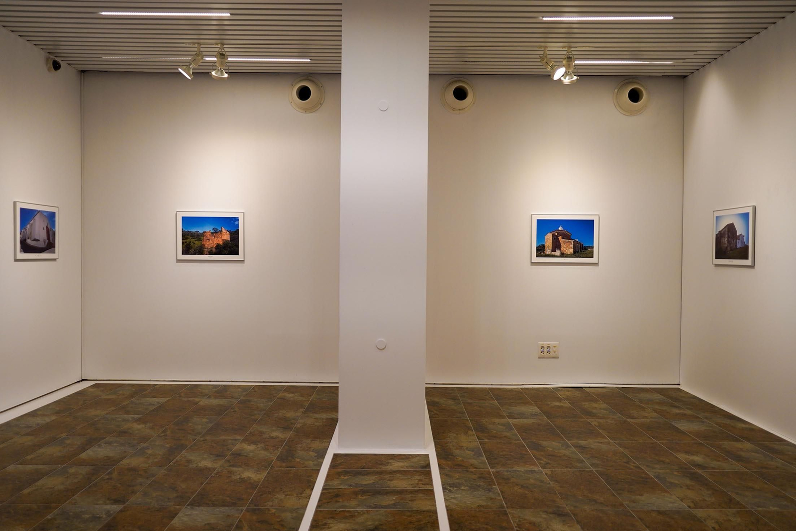 Imágenes de la inauguración de la exposición 'Ermitas de repoblación en la Sierra de Huelva' por La diputada de Cultura, Gracia Baquero, y el autor de la exposición, Jorge Garrido.